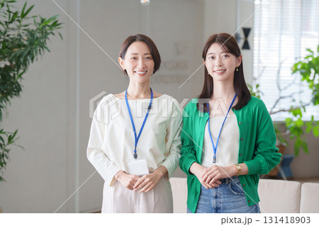 オフィスで働く女性たち 131418903