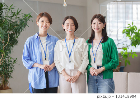 オフィスで働く女性たち 131418904