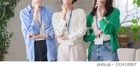 オフィスで働く女性たち（考える） 131418907