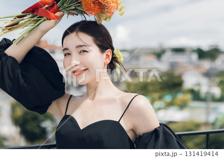 黒いウェディングドレスを着た女性 131419414