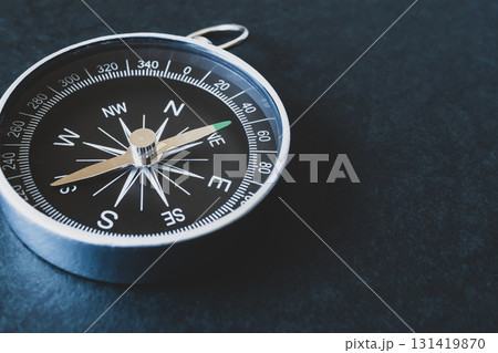 方位磁石 東西南北 風水 黒バック 方位磁石 東西南北 風水 黒バック 131419870