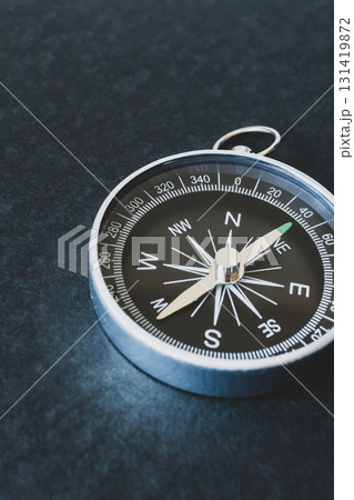 方位磁石　東西南北　風水　黒バック 131419872