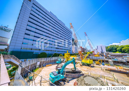 日本の東京都市景観 品川駅前の再開発工事などを望む。クローラークレーンなど大型重機がズラリ…＝26日 131420260