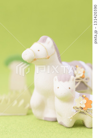 干支 かわいい馬の親子(被写界深度が浅いバージョン) 干支 かわいい馬の親子(被写界深度が浅いバージョン) 131420390