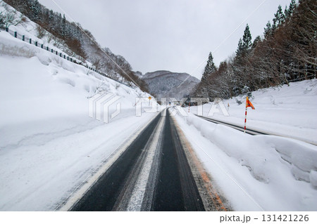 大雪が降る秋田自動車道 131421226