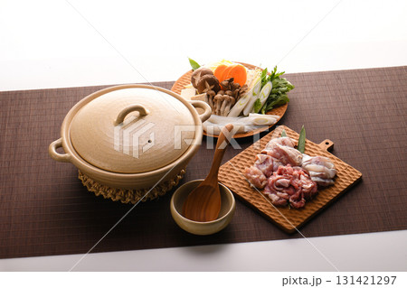 斜めから見た鍋料理の食材準備 冬の家庭和食と食卓の温もり 斜めから見た鍋料理の食材準備 冬の家庭和食と食卓の温もり 131421297