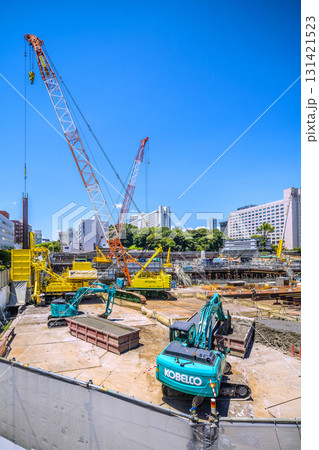 日本の東京都市景観 品川駅前の再開発工事などを望む。クローラークレーンなど大型重機がズラリ…＝26日 131421523