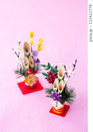 ピンク背景の門松 131421779