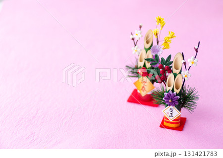 ピンク背景の門松 131421783