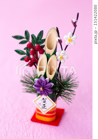 ピンク背景の門松 131422080