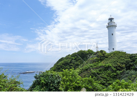 海岸沿いの高台に建つ塩屋崎灯台 海岸沿いの高台に建つ塩屋崎灯台 131422429