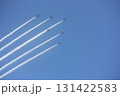 飛行機雲を引きながら飛行するブルーインパルス 131422583