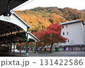 紅葉に包まれた駅舎 131422586