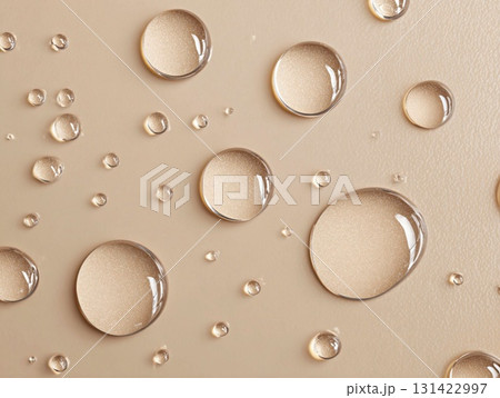 ベージュの背景に輝くゴールドラメが入った美容液や化粧水のしずくのテクスチャ ベージュの背景に輝くゴールドラメが入った美容液や化粧水のしずくのテクスチャ 131422997