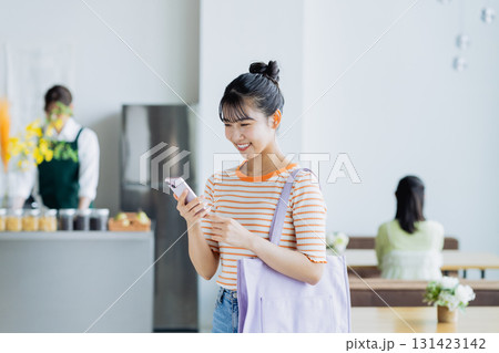カフェに来店する若い女性 カフェに来店する若い女性 131423142