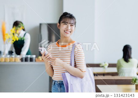 カフェに来店する若い女性 カフェに来店する若い女性 131423143