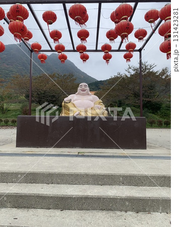 笑顔の仏像と提灯が並ぶ寺院風景 ― 佛光山法水寺（群馬）2024年10月撮影 131423281
