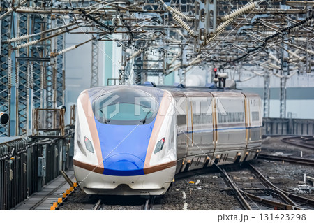 ホームに入線と出発をしていく上越北陸新幹線 ホームに入線と出発をしていく上越北陸新幹線 131423298