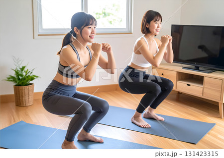 自宅でスクワットを行う筋トレ女子 131423315