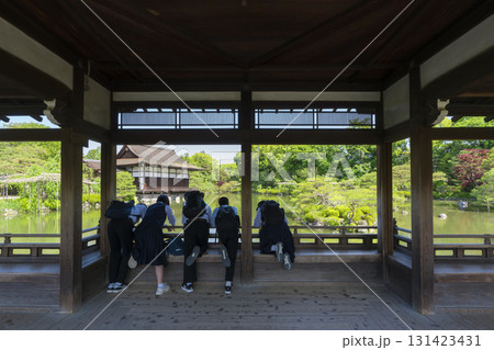 京都 平安神宮 泰平閣から見る尚美館と修学旅行生 京都 平安神宮 泰平閣から見る尚美館と修学旅行生 131423431