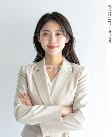 腕を組んでいるスーツ姿の若い女性 腕を組んでいるスーツ姿の若い女性 131423619