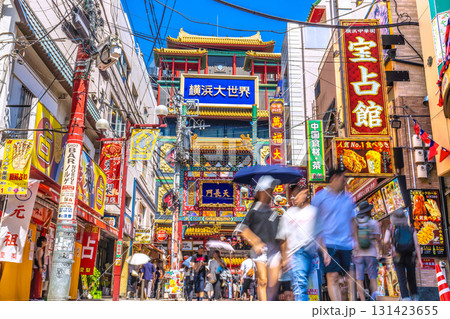 日本の横浜都市景観 観光客らで賑わう横浜中華街。人気の運勢占い店が並ぶ関帝廟通りなどを望む 131423655