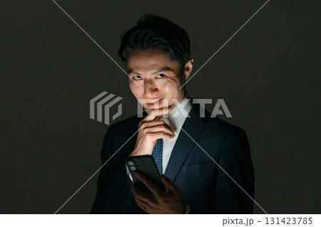 怪しい男性 スマホ 怪しい男性 スマホ 131423785