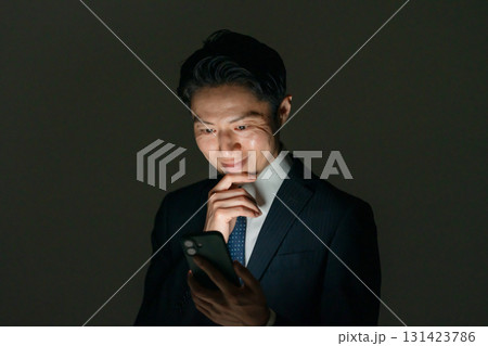 怪しい男性　スマホ 131423786