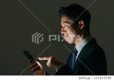 怪しい男性 スマホ 横顔 怪しい男性 スマホ 横顔 131423788