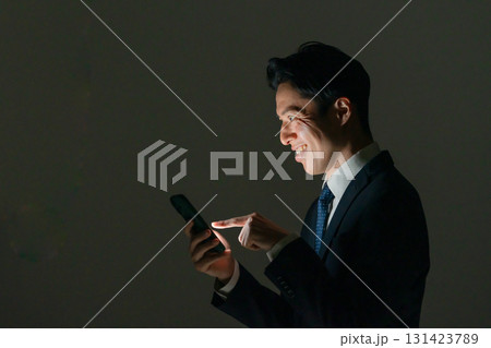 怪しい男性　スマホ　横顔 131423789