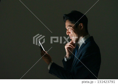 怪しい男性　スマホ　横顔 131423791