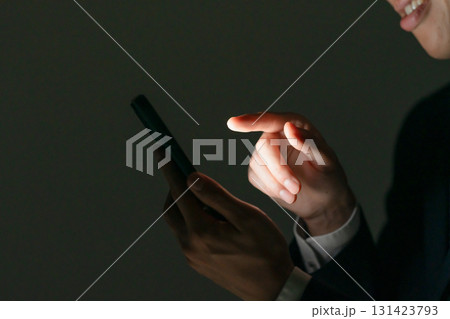 怪しい男性 スマホ 横顔 怪しい男性 スマホ 横顔 131423793