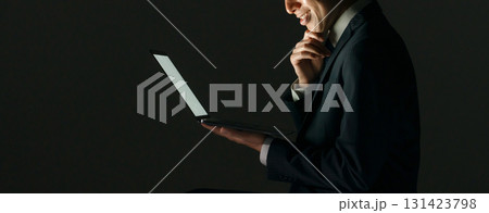 怪しい男性 パソコン 横顔 怪しい男性 パソコン 横顔 131423798