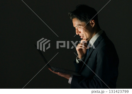 怪しい男性　パソコン　横顔 131423799