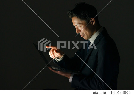 怪しい男性　パソコン　横顔 131423800