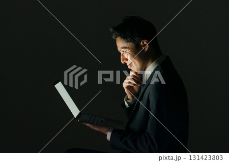 怪しい男性　パソコン　横顔 131423803