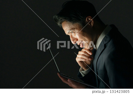怪しい男性　パソコン　横顔 131423805