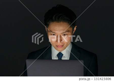 怪しい男性　パソコン 131423806
