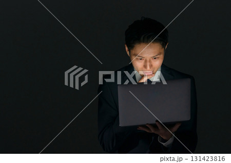 怪しい男性　パソコン 131423816