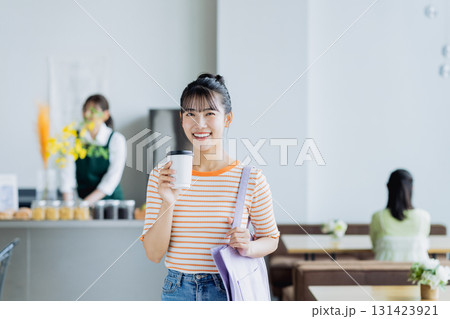 カフェでコーヒーを買う若い女性 131423921