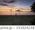 サイパンの夕日とカップル 131424238