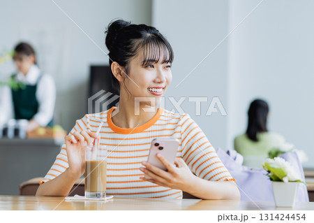 カフェでくつろぐ若い女性 カフェでくつろぐ若い女性 131424454