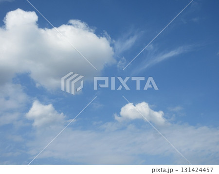 青空に浮かぶ親子雲 青空に浮かぶ親子雲 131424457