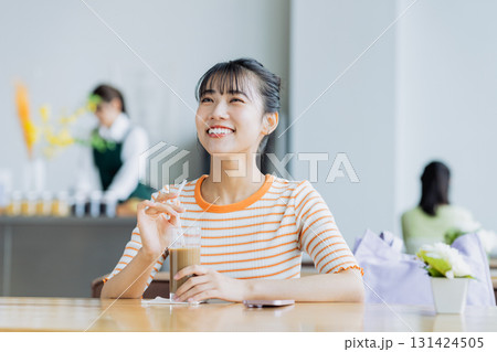 カフェでくつろぐ若い女性 カフェでくつろぐ若い女性 131424505