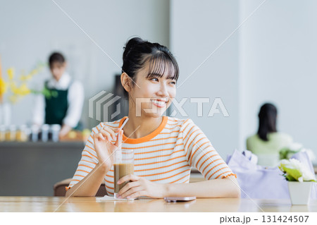 カフェでくつろぐ若い女性 カフェでくつろぐ若い女性 131424507