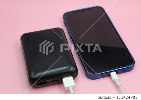 スマートフォンとモバイルバッテリー スマートフォンとモバイルバッテリー 131424785