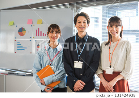 カジュアルビジネス　3人の男女 131424939