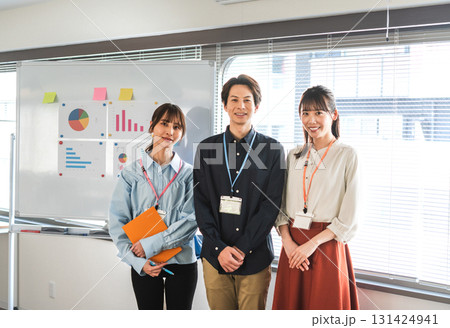 カジュアルビジネス　3人の男女 131424941