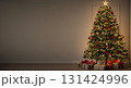 居心地の良いリビングルームのクリスマスツリーとプレゼント 131424996