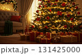 居心地の良いリビングルームのクリスマスツリーとプレゼント 131425000